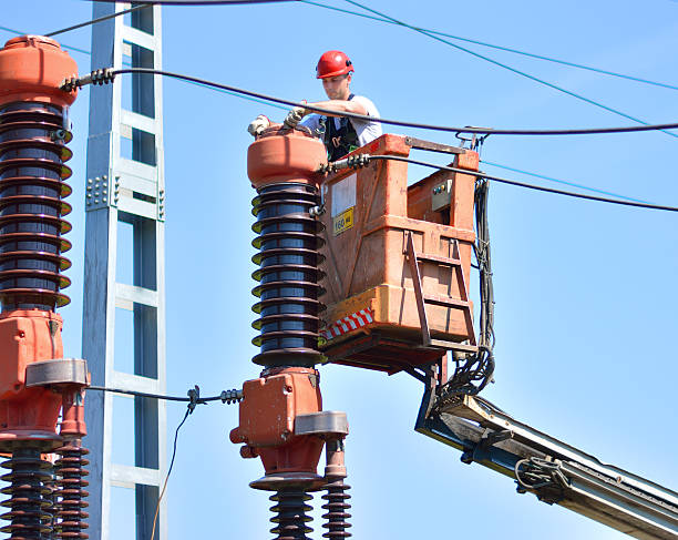 elettricista ripara isolante in sottostazione di potenza - maintenance engineer fuel and power generation cherry picker electricity foto e immagini stock