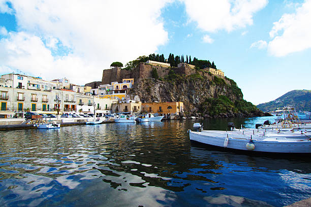 lipari, sicile panorama: paysage urbain, paysage marin, port et colline - lipari island photos et images de collection