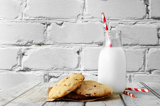 leche en botella tradicional con galletas de chocolate - milk milk bottle drinking straw cookie fotografías e imágenes de stock