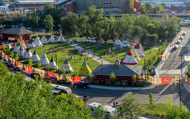 villaggio indiano al calgary stampede - wigwam tent north american tribal culture indigenous culture foto e immagini stock