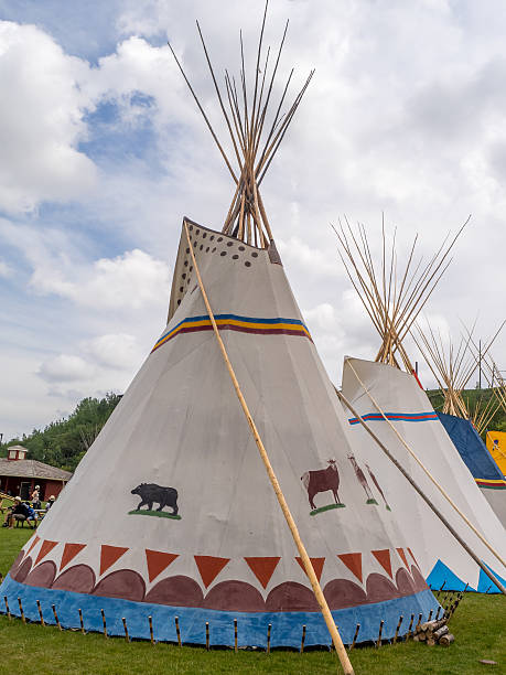 villaggio ndiano alla calgary stampede - wigwam tent north american tribal culture indigenous culture foto e immagini stock