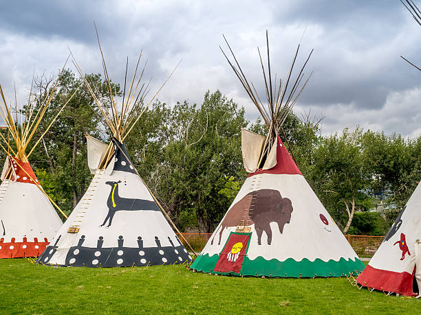 villaggio indiano al calgary stampede - wigwam tent north american tribal culture indigenous culture foto e immagini stock