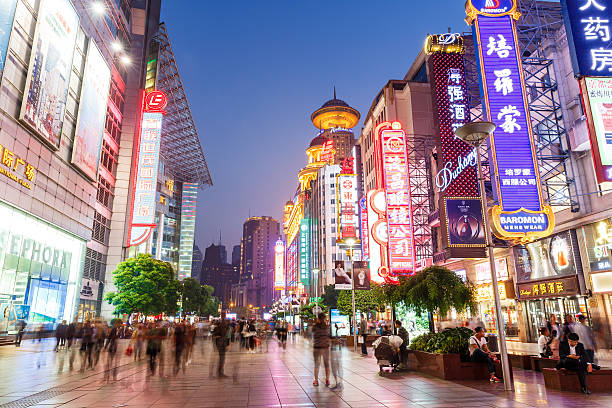 scena di strada commerciale di nanjing road al crepuscolo, a shanghai, cina - city urban scene business china foto e immagini stock