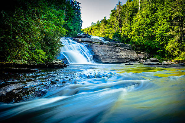 acque fluibili di triple falls a dupont - triple falls immagine foto e immagini stock