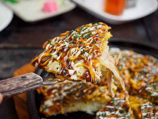 오코노미야키 - 일본 핫플레이트 피자 - okonomiyaki 뉴스 사진 이미지