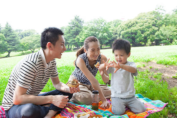 junge schaut auf den finger während des mittagessens im park - child portrait fine art portrait multi colored stock-fotos und bilder