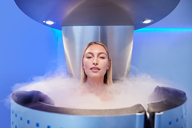 냉동 사우나 오두막에서 아름다운 젊은 여자 - cryotherapy 뉴스 사진 이미지