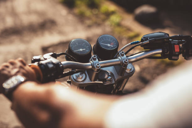 homem andando em estrada motocicleta - motorcycle handlebar road riding - fotografias e filmes do acervo