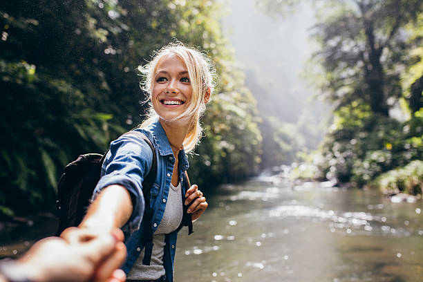 mujer excursionista sosteniendo la mano del hombre en una caminata por la naturaleza - couple human hand holding walking fotografías e imágenes de stock