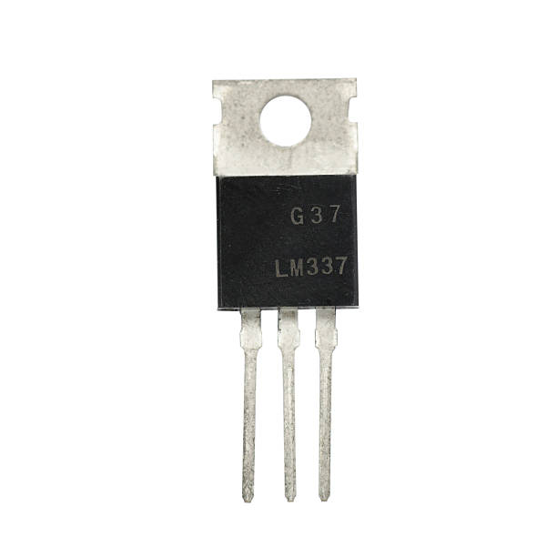 ic lm337 sur fond blanc - thermistor photos et images de collection