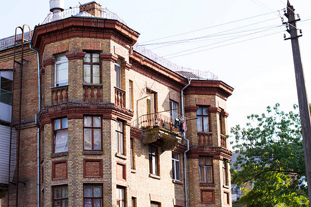 istock Old Residential House 584241474