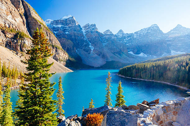 Moraine Lake, Lake Louise, Banff National Park, Alberta, Canada Moraine Lake is a glacially-fed lake in Banff National Park 14 km outside of Lake Louise, Alberta, Canada. It is situated in the Valley of the Ten Peaks, at an elevation of approximately 1885 m. moraine lake stock pictures, royalty-free photos & images