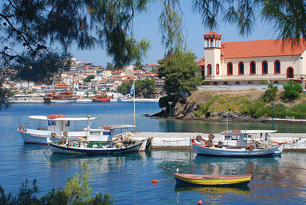 mar, barcos e iglesia - scenics multi colored greece blue fotografías e imágenes de stock