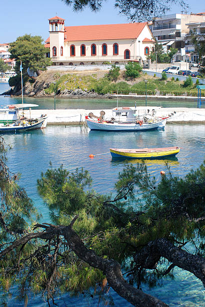 mar, barcos e iglesia - scenics multi colored greece blue fotografías e imágenes de stock