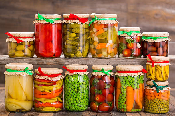 verduras en conserva en los frascos - alimento conservado fotografías e imágenes de stock