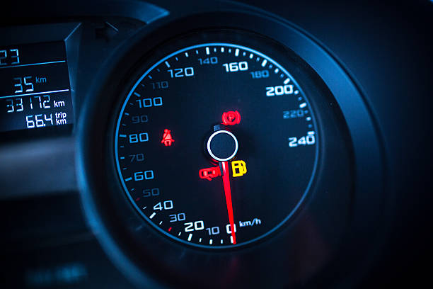 ダッシュボード車の走行距離計の夜の眺め - dashboard speedmeter km speedometer ストックフォトと画像