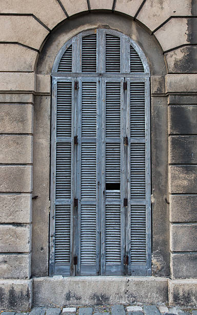 antiga janela de madeira de edifícios obsoletos - shutter unhygienic ancient old - fotografias e filmes do acervo