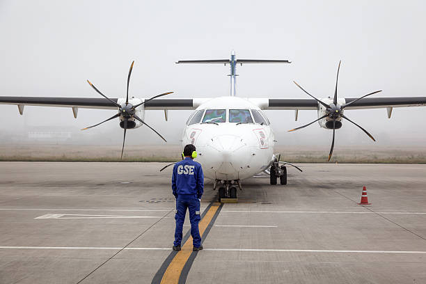 lao airlines atr 72-500 no aeroporto de luang prabang - twin propeller - fotografias e filmes do acervo