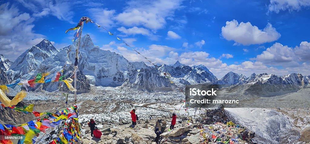 Vue du mont Everest et du Nuptse avec des drapeaux de prière bouddhistes - Photo de Népal libre de droits