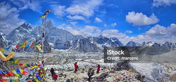 Photo libre de droit de Vue Du Mont Everest Et Du Nuptse Avec Des Drapeaux De Prière Bouddhistes banque d'images et plus d'images libres de droit de Népal