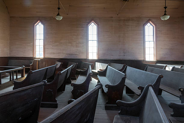 bodie ghost town église méthodiste intérieur - pew photos et images de collection