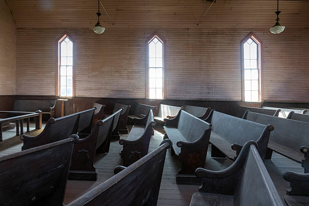 bodie ghost town metodista igreja interior - pew - fotografias e filmes do acervo