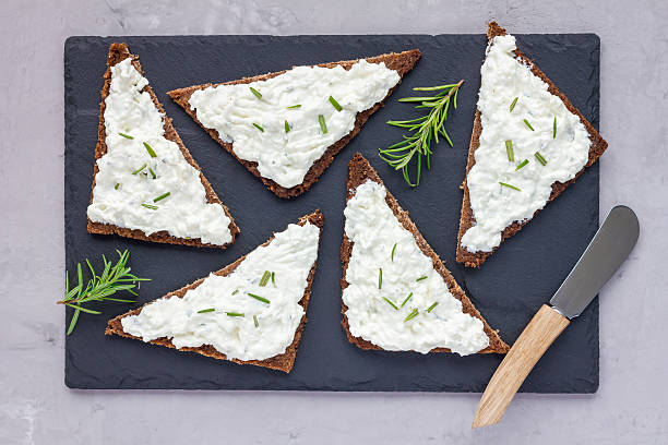 pumpernickelbrot mit feta, frischkäse, rosmarin, zitrone, knoblauch-dip - pumpernickel stock-fotos und bilder