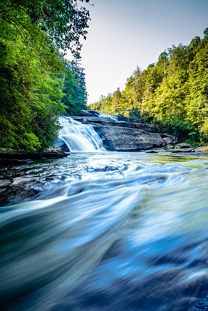 flushing wody triple falls w zachodniej karolinie północnej - triple falls obrazy zdjęcia i obrazy z banku zdjęć