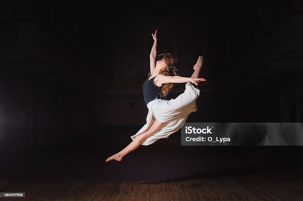 Jeune danseuse brune en saut split - Photo de Danser libre de droits
