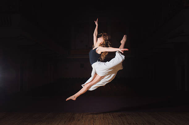 giovane ballerina bruna in salto diviso - ballet dancer ballet dancer the splits foto e immagini stock