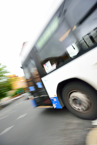 le bus de ville trafic routier, les heures de pointe, motion blur - street defocused car road photos et images de collection