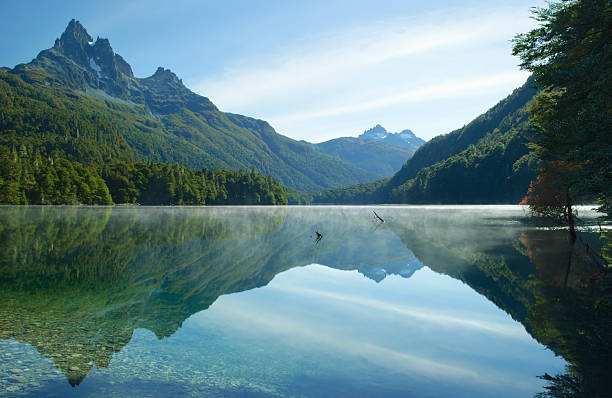 reflexo perfeito das montanhas no lago claro - argentina landscape scenics south america - fotografias e filmes do acervo