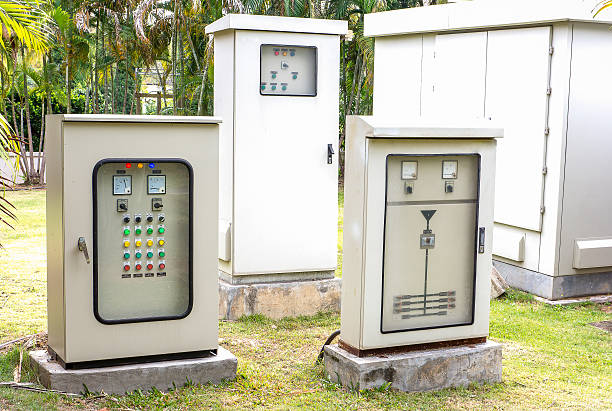caixa de controle elétrico no parque - electricity control panel electricity substation transformer - fotografias e filmes do acervo