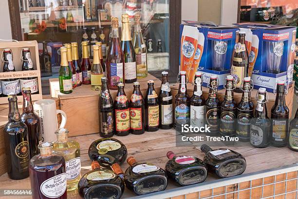 Flaschen Fränkisches Bier Und Wein In Der Stadt Dinkelsbühl Stockfoto und mehr Bilder von Bier