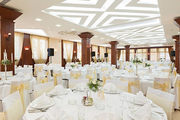 웨딩 홀 또는 고급 식사를위한 기타 기능 시설 세트 - wedding reception fine dining table restaurant 뉴스 사진 이미지