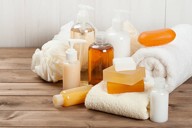 soap bar and liquid. shampoo, shower gel. towels. spa kit. - bad fotos stockfoto's en -beelden