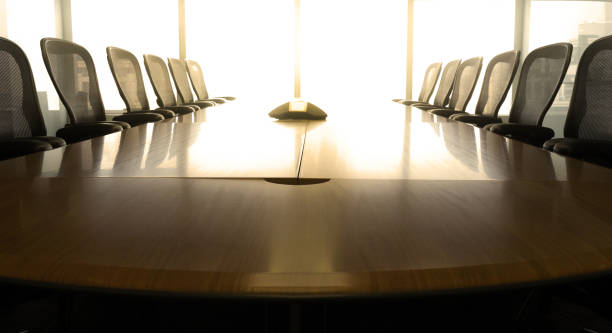 sala de reuniões de mesa com cadeira de manhã / reunião associada - boardroom chairs - fotografias e filmes do acervo