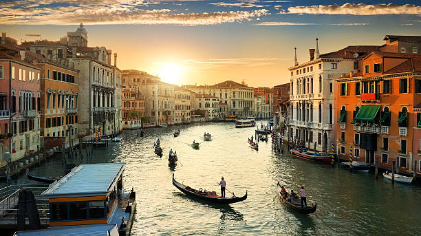 veneza à noite - passenger ship sunset summer sun - fotografias e filmes do acervo