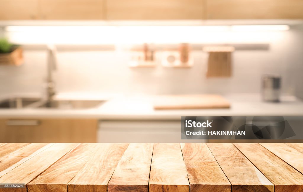 Plateau de table en bois sur fond intérieur flou de la salle de cuisine - Photo de Cuisine libre de droits