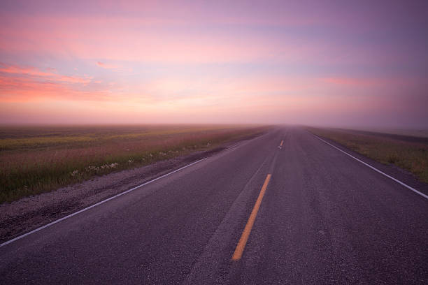 estrada da pradaria saskatchewan - saskatchewan country road road prairie - fotografias e filmes do acervo