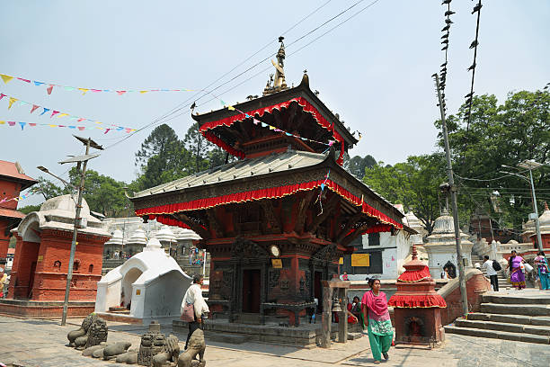 templo hindu dedicado a pashupatinath em katmandu, nepal. - tantric buddhism - fotografias e filmes do acervo