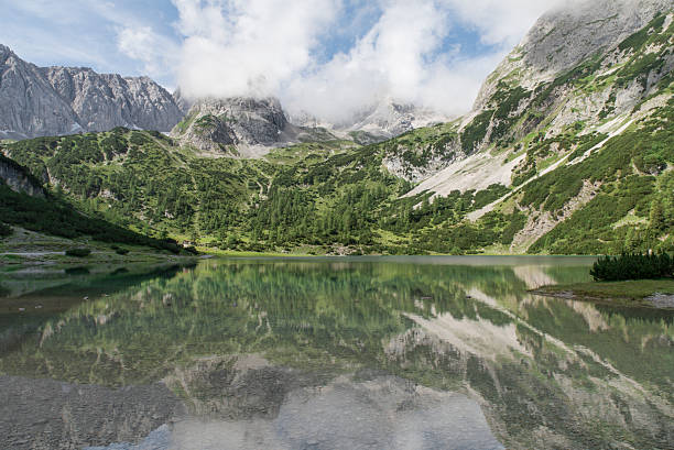 reflexos de água em seebensee - sonnenspitze - fotografias e filmes do acervo