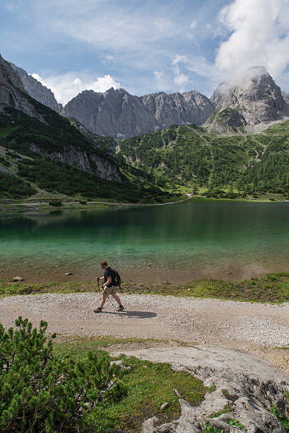 caminhante em seebensee - sonnenspitze - fotografias e filmes do acervo