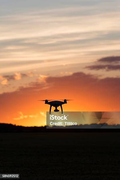 Drohne Silhouetted Gegen Orange Sonnenuntergang Stockfoto und mehr Bilder von Drohne - Drohne, Fotografie, Fliegen