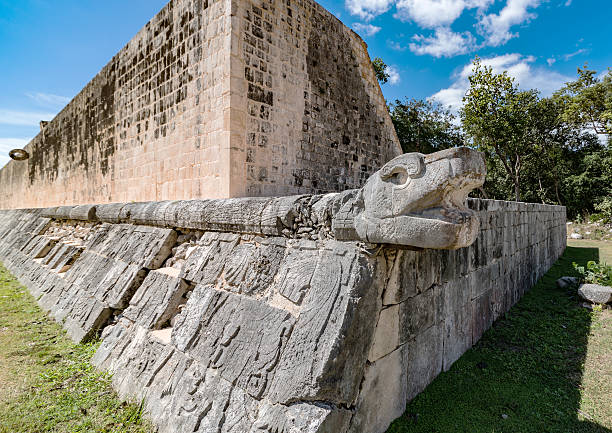 Serpent sculpture at the base of great ball court serpent sculpture at the base of great ball court, chichen itza, mexico standort stock pictures, royalty-free photos & images