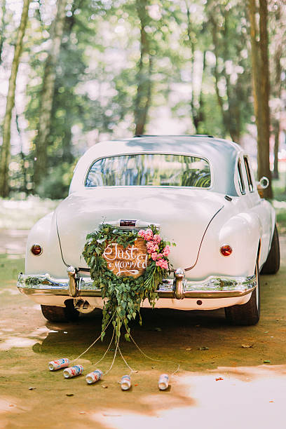 bumper of retro car with just married sign and cans - newlywed imagens e fotografias de stock