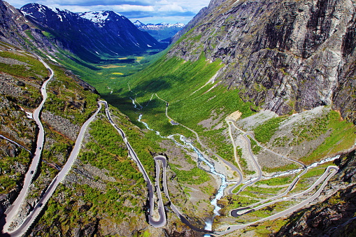 Trollstigen - Paisaje dramático del camino de la montaña de la escalera de los trolls, Noruega, Escandinavia photo