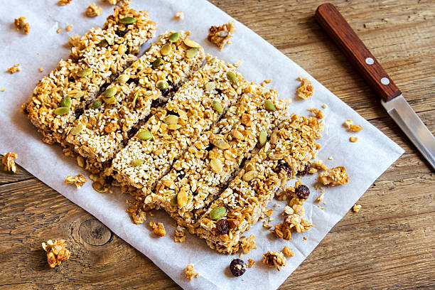 bars de granola maison - nut snack fruit healthy eating photos et images de collection