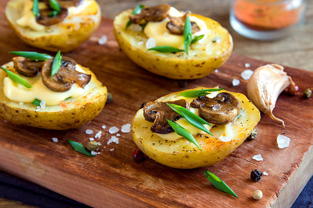 pommes de terre au four et aux champignons - raw potato organic human skin food photos et images de collection