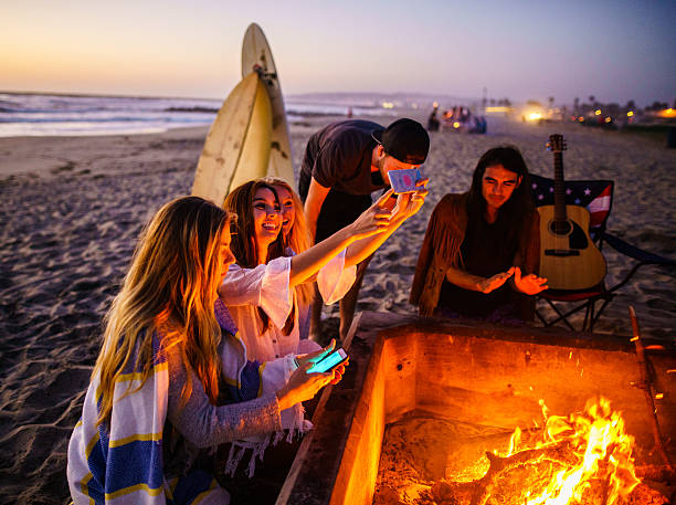 amigos se divertindo na praia de san diego - surfing teenage girls friendship sunset - fotografias e filmes do acervo